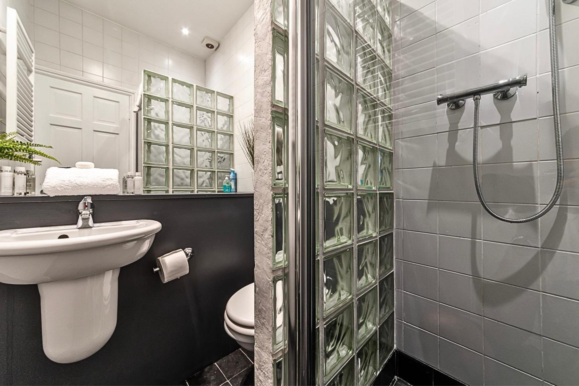 The Secret Kensington Garden Mews-2 Bedroom Full House-2 Train Lines- Spacious-Kings Road- Harrods -Chelsea Stadium-Private Small Patio Лондон Экстерьер фото