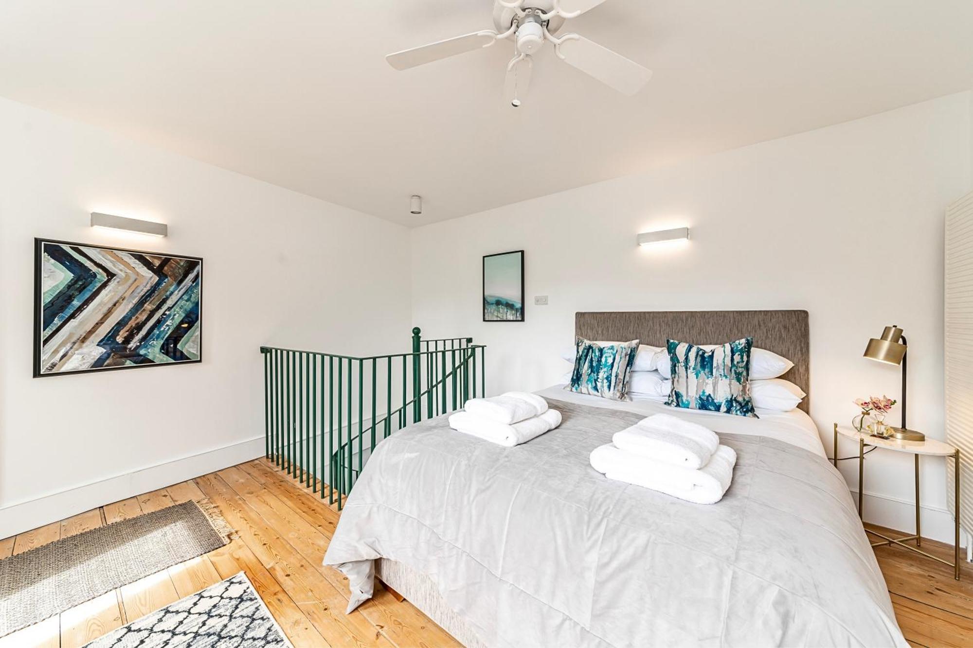 The Secret Kensington Garden Mews-2 Bedroom Full House-2 Train Lines- Spacious-Kings Road- Harrods -Chelsea Stadium-Private Small Patio Лондон Экстерьер фото
