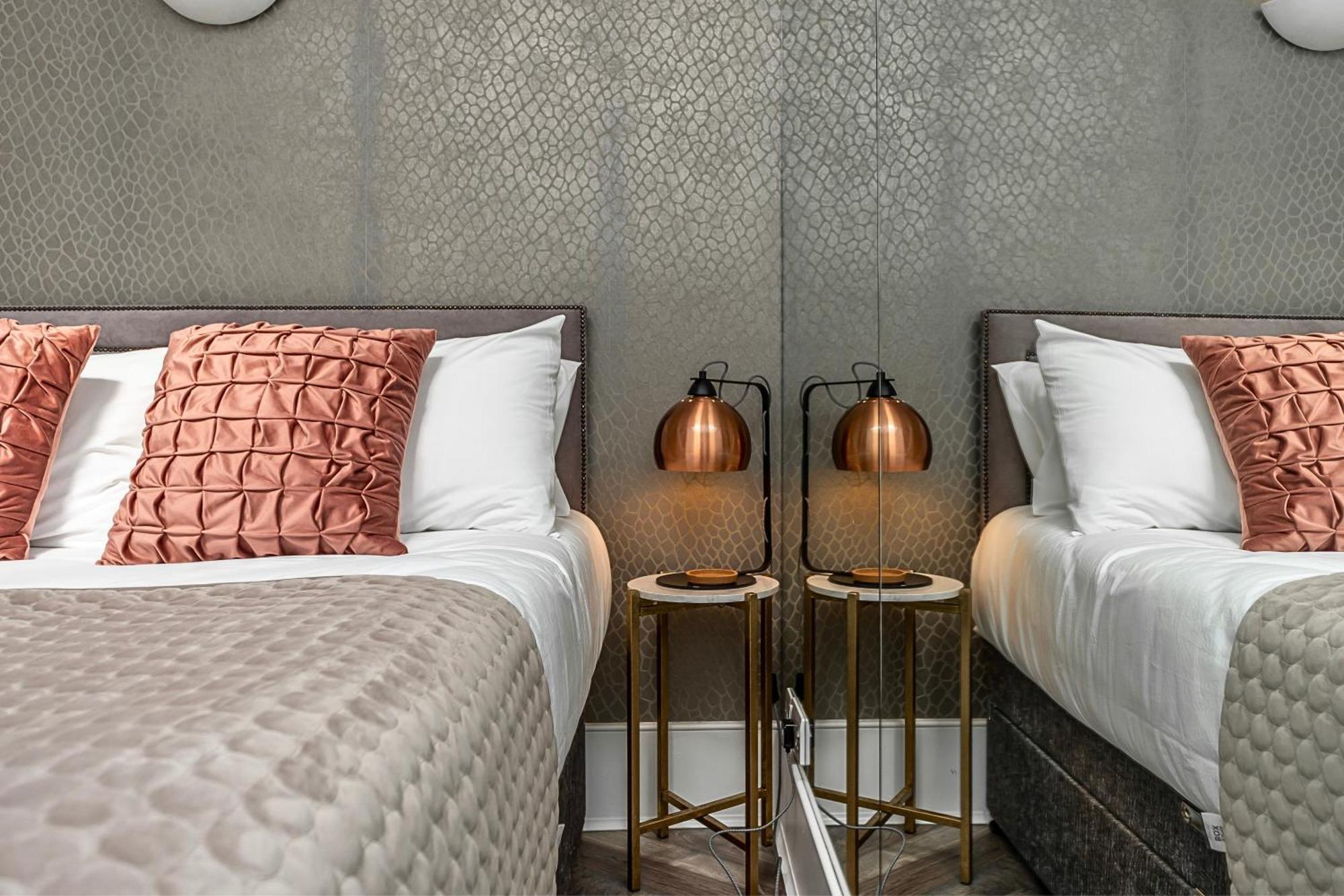 The Secret Kensington Garden Mews-2 Bedroom Full House-2 Train Lines- Spacious-Kings Road- Harrods -Chelsea Stadium-Private Small Patio Лондон Экстерьер фото