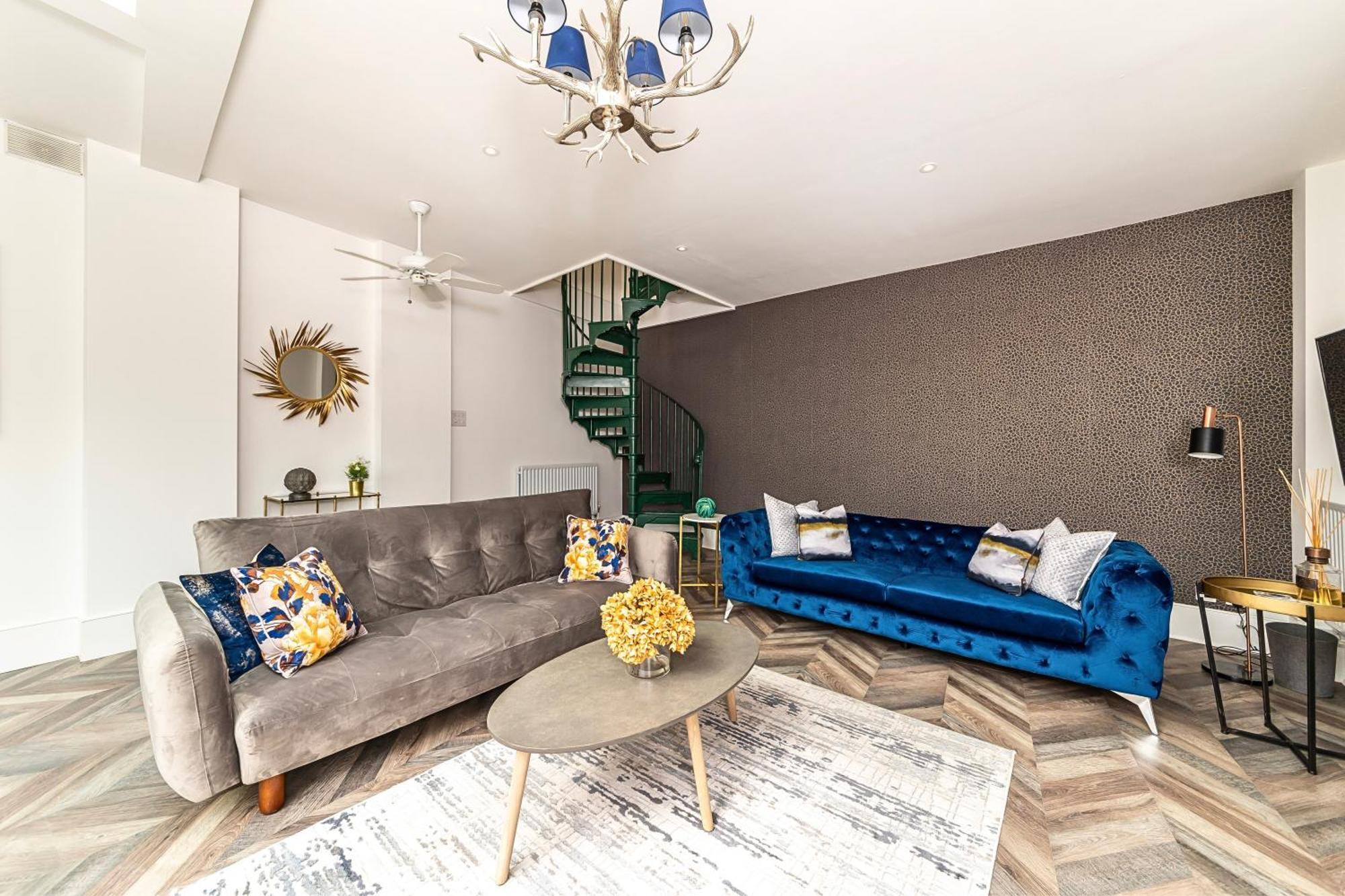 The Secret Kensington Garden Mews-2 Bedroom Full House-2 Train Lines- Spacious-Kings Road- Harrods -Chelsea Stadium-Private Small Patio Лондон Экстерьер фото