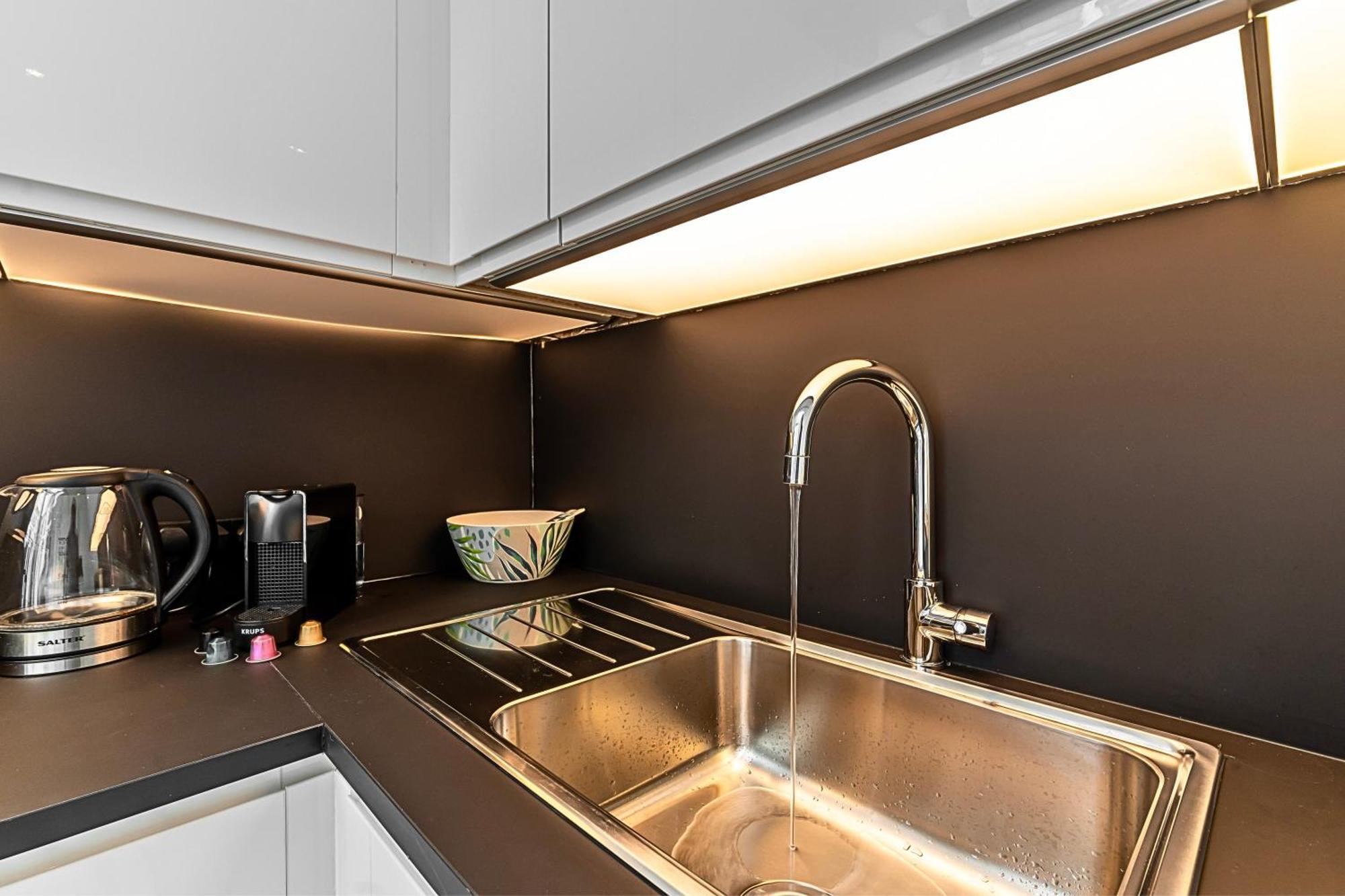 The Secret Kensington Garden Mews-2 Bedroom Full House-2 Train Lines- Spacious-Kings Road- Harrods -Chelsea Stadium-Private Small Patio Лондон Экстерьер фото