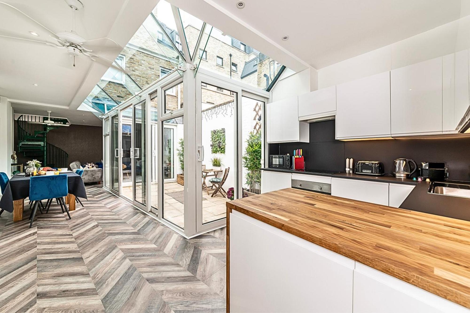 The Secret Kensington Garden Mews-2 Bedroom Full House-2 Train Lines- Spacious-Kings Road- Harrods -Chelsea Stadium-Private Small Patio Лондон Экстерьер фото