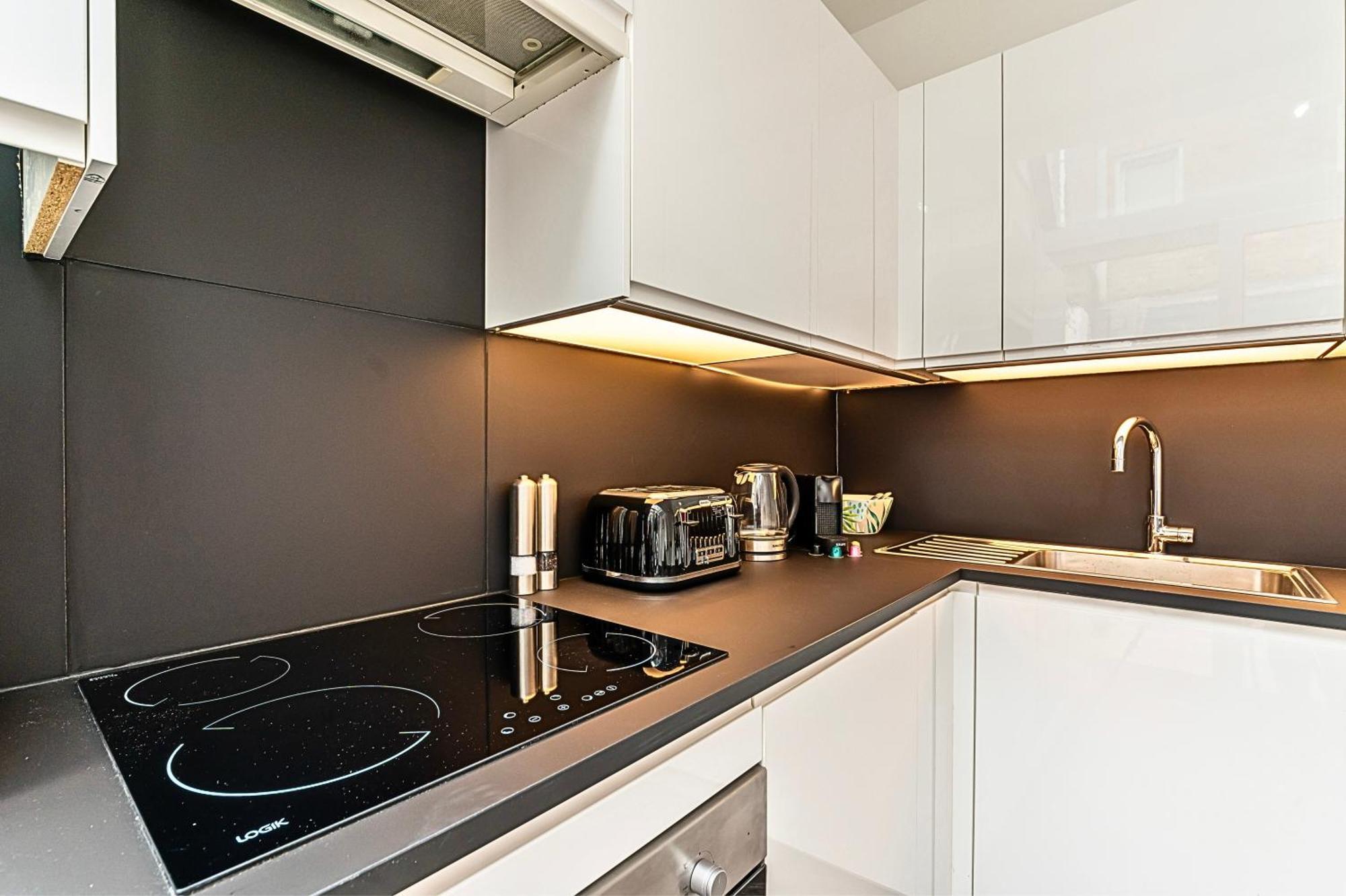 The Secret Kensington Garden Mews-2 Bedroom Full House-2 Train Lines- Spacious-Kings Road- Harrods -Chelsea Stadium-Private Small Patio Лондон Экстерьер фото