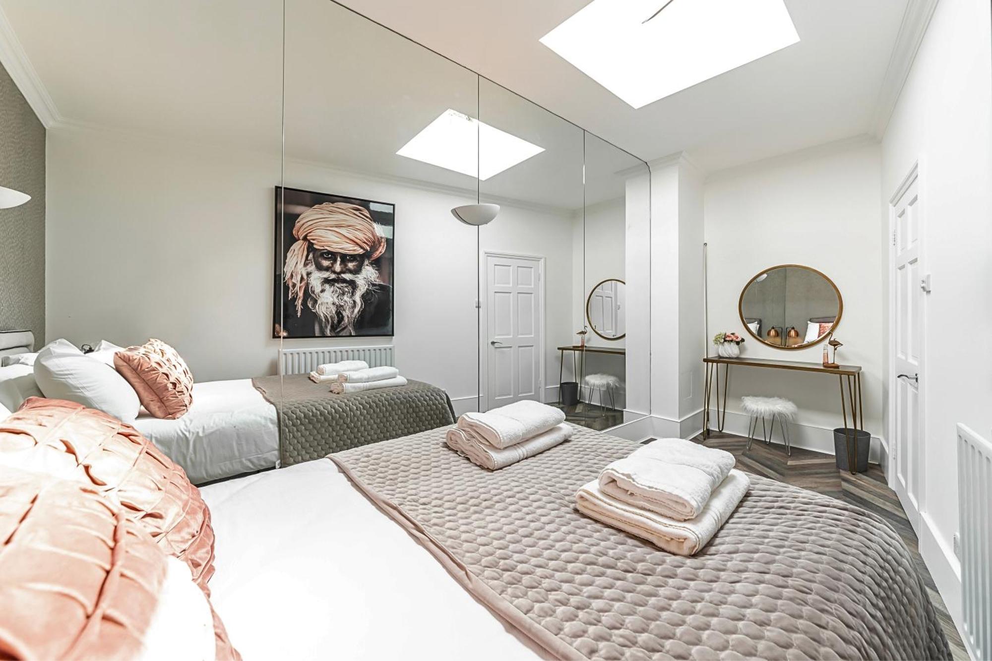 The Secret Kensington Garden Mews-2 Bedroom Full House-2 Train Lines- Spacious-Kings Road- Harrods -Chelsea Stadium-Private Small Patio Лондон Экстерьер фото