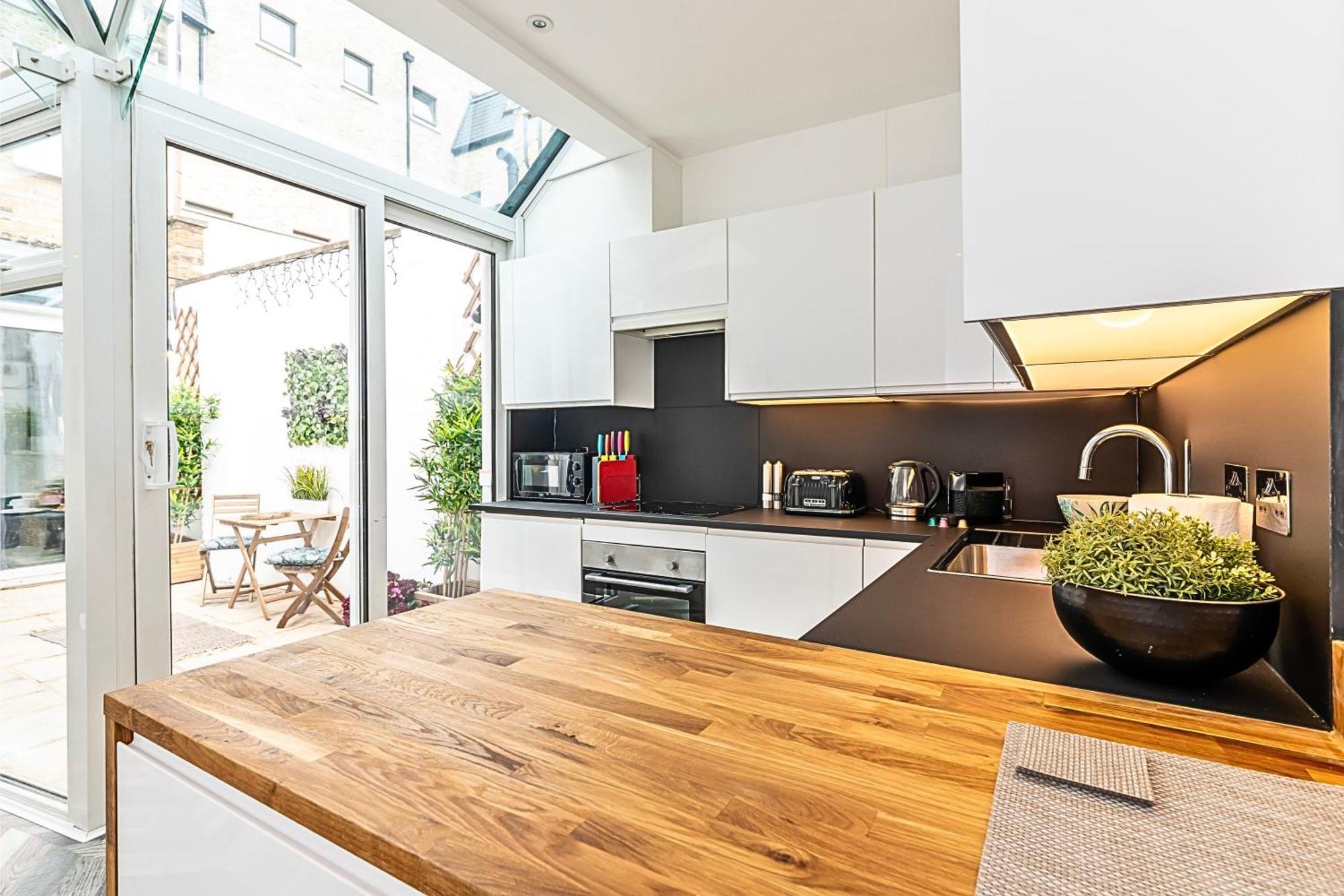 The Secret Kensington Garden Mews-2 Bedroom Full House-2 Train Lines- Spacious-Kings Road- Harrods -Chelsea Stadium-Private Small Patio Лондон Экстерьер фото