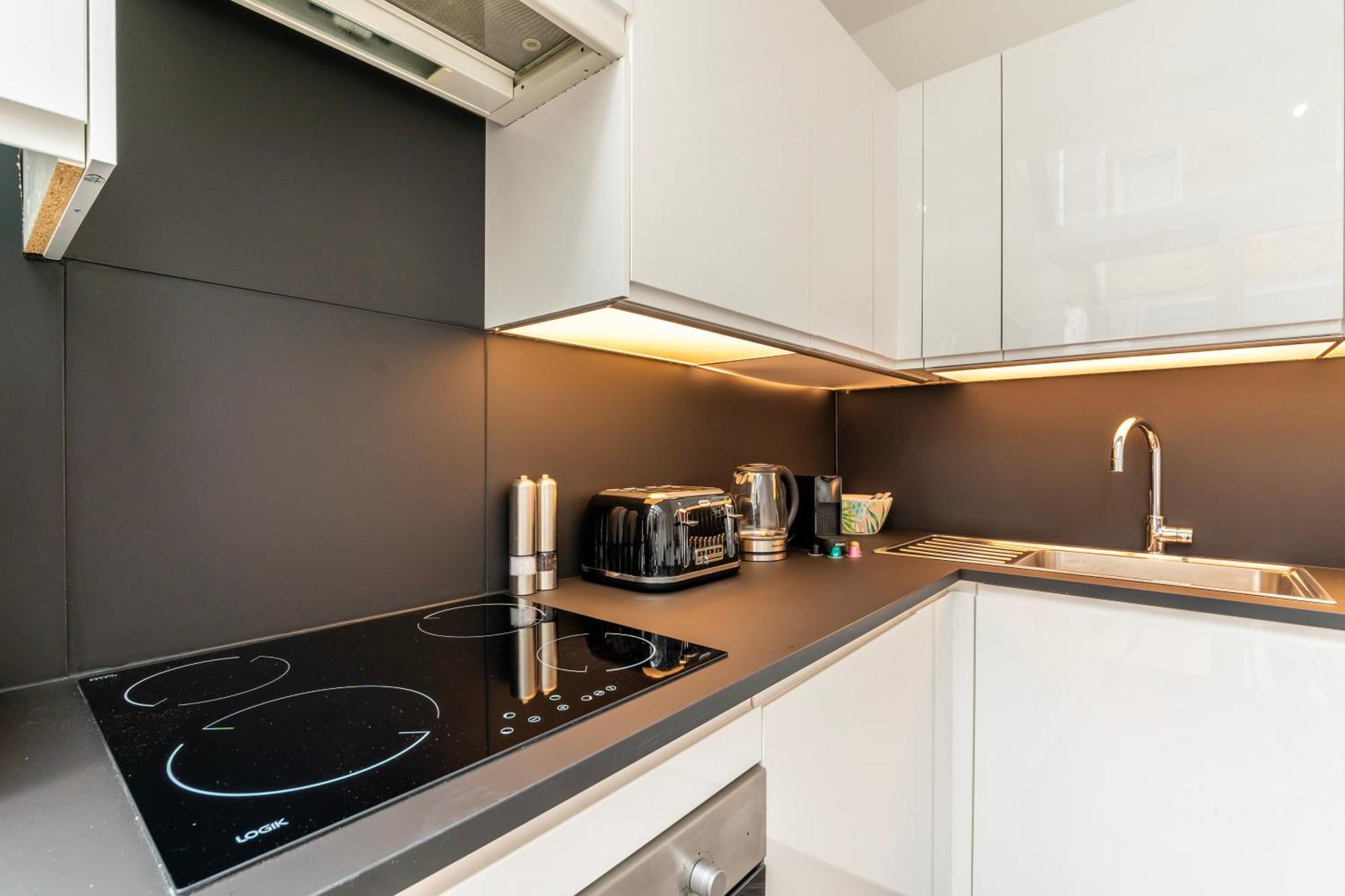 The Secret Kensington Garden Mews-2 Bedroom Full House-2 Train Lines- Spacious-Kings Road- Harrods -Chelsea Stadium-Private Small Patio Лондон Экстерьер фото