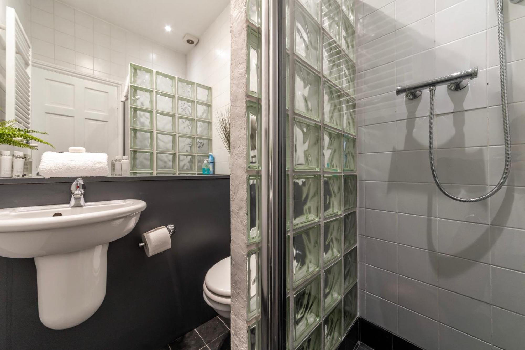 The Secret Kensington Garden Mews-2 Bedroom Full House-2 Train Lines- Spacious-Kings Road- Harrods -Chelsea Stadium-Private Small Patio Лондон Экстерьер фото